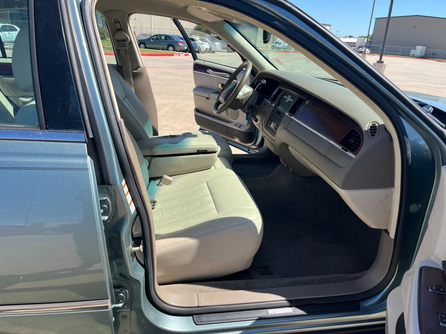 2004 green /TAN Lincoln Town Car Signature (1LNHM81W84Y) with an 4.6L V8 SOHC 16V engine, 4-Speed Automatic Overdrive transmission, located at 14700 Tomball Parkway 249, Houston, TX, 77086, (281) 444-2200, 29.928619, -95.504074 - Photo#11